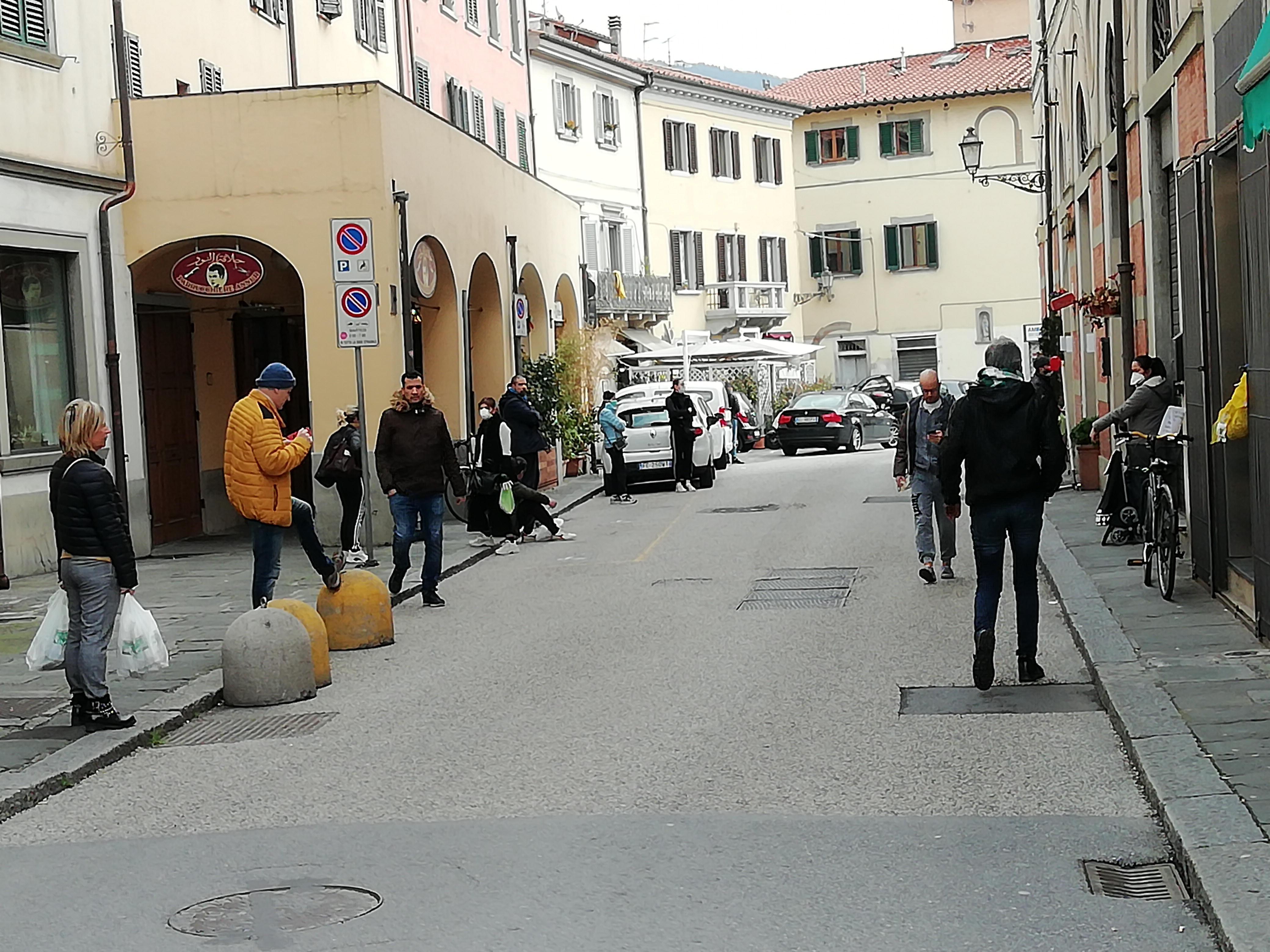Code fuori dai negozi di piazza Lippi, una di quelle dove potrebbe scattare la gestione da parte dei consorzi di commercianti