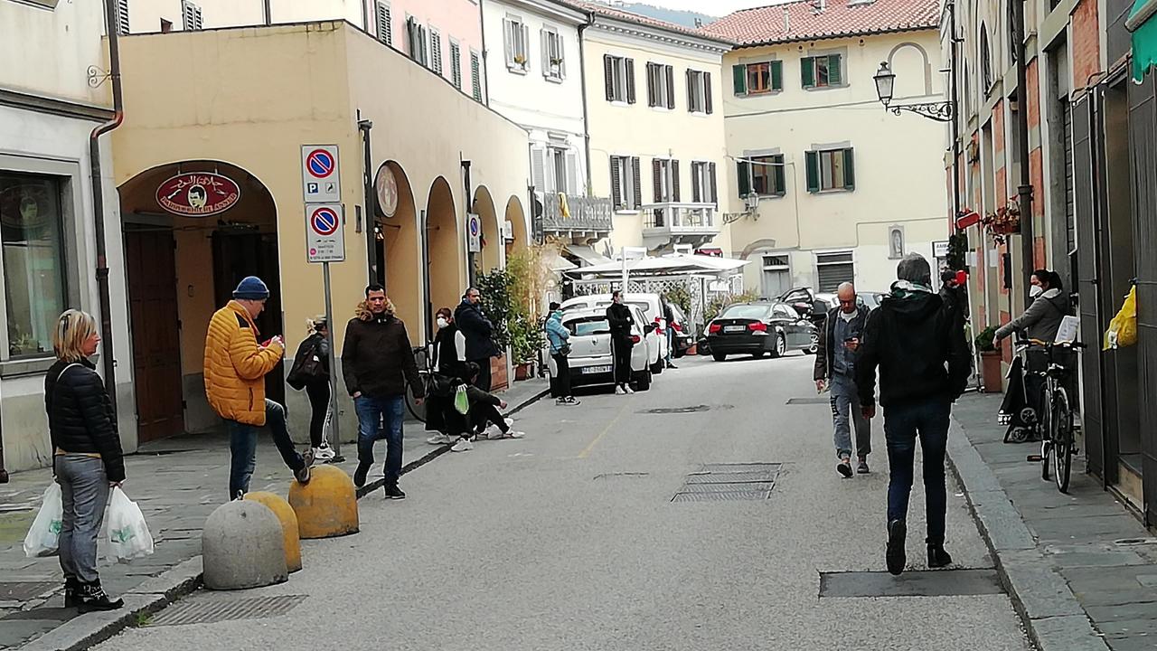 Code fuori dai negozi di piazza Lippi, una di quelle dove potrebbe scattare la gestione da parte dei consorzi di commercianti