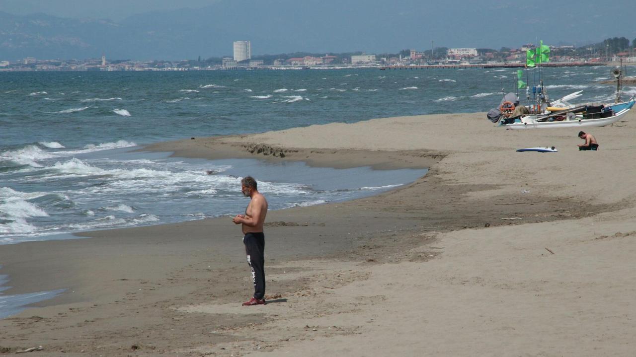 Inseguito in spiaggia a Lido: «Quel vigile mi ha minacciato»