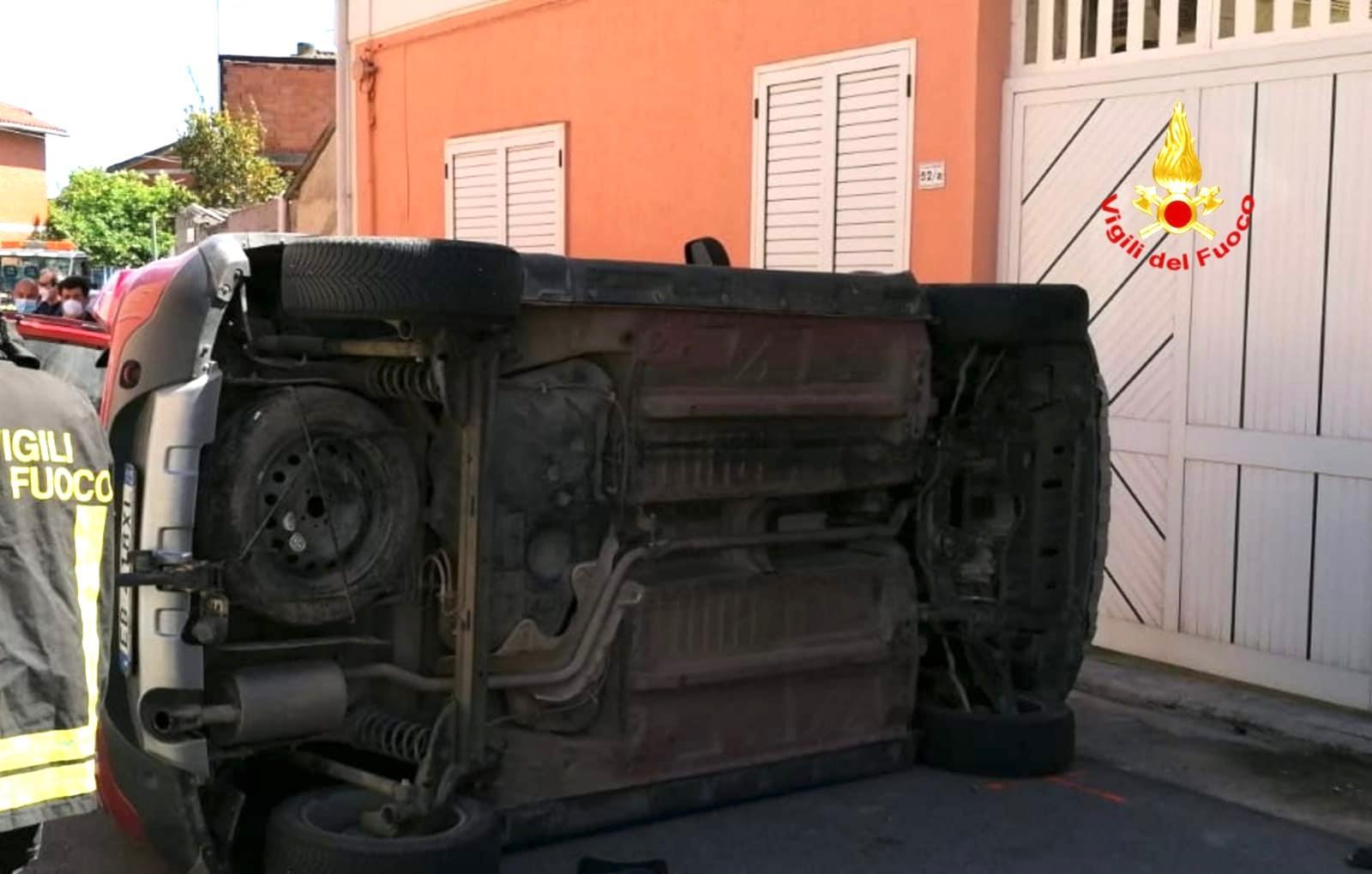 Villasor, auto finisce contro il muro di una casa: un ferito