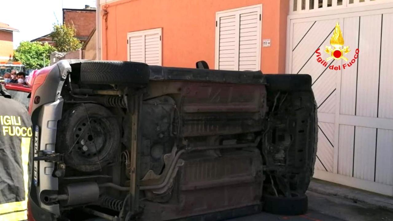 Villasor, auto finisce contro il muro di una casa: un ferito