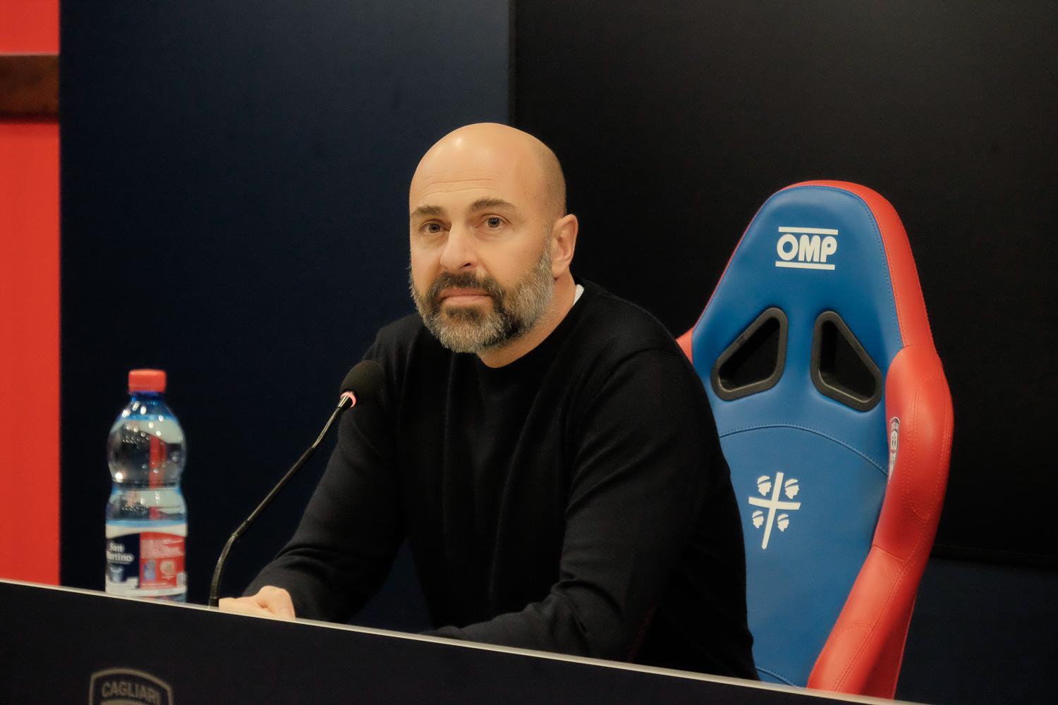 Calcio, i giocatori del Cagliari rinunciano allo stipendio di aprile