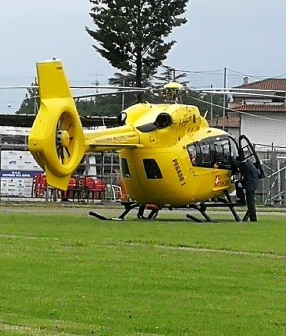 L'elicottero Pegaso atterrato al campo sportivo della Palagina (Foto Nucci)