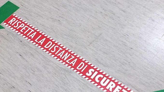 «Plexiglass, spazi fissi e doppi turni nei laboratori»