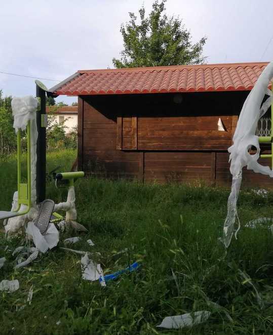 Raid dei ladri-vandali rubati spiccioli e caffè