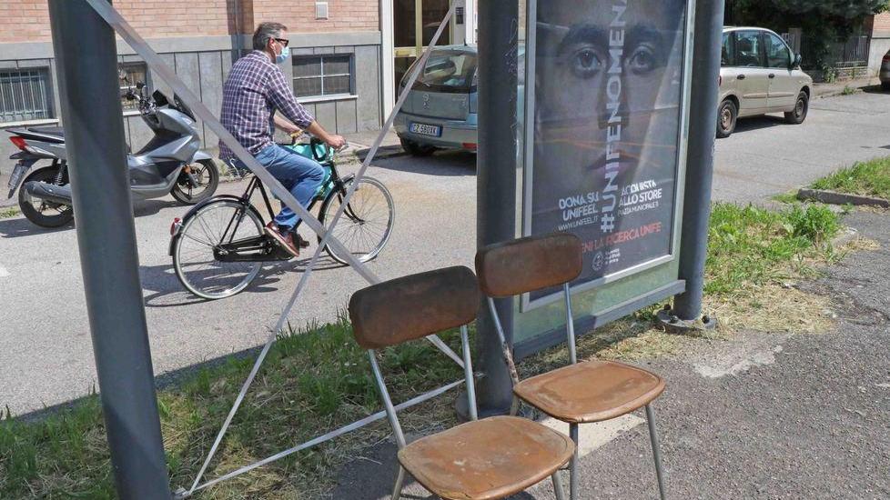 Fermata del bus con sedie
