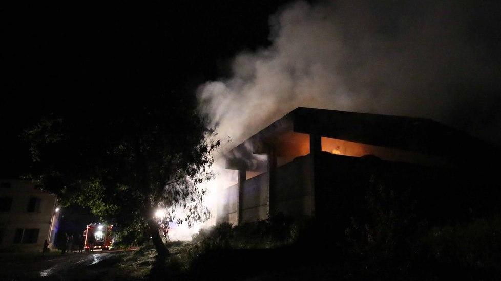 In fiamme centinaia di rotoballe a Ghiarda È il terzo incendio di fienile in poche ore