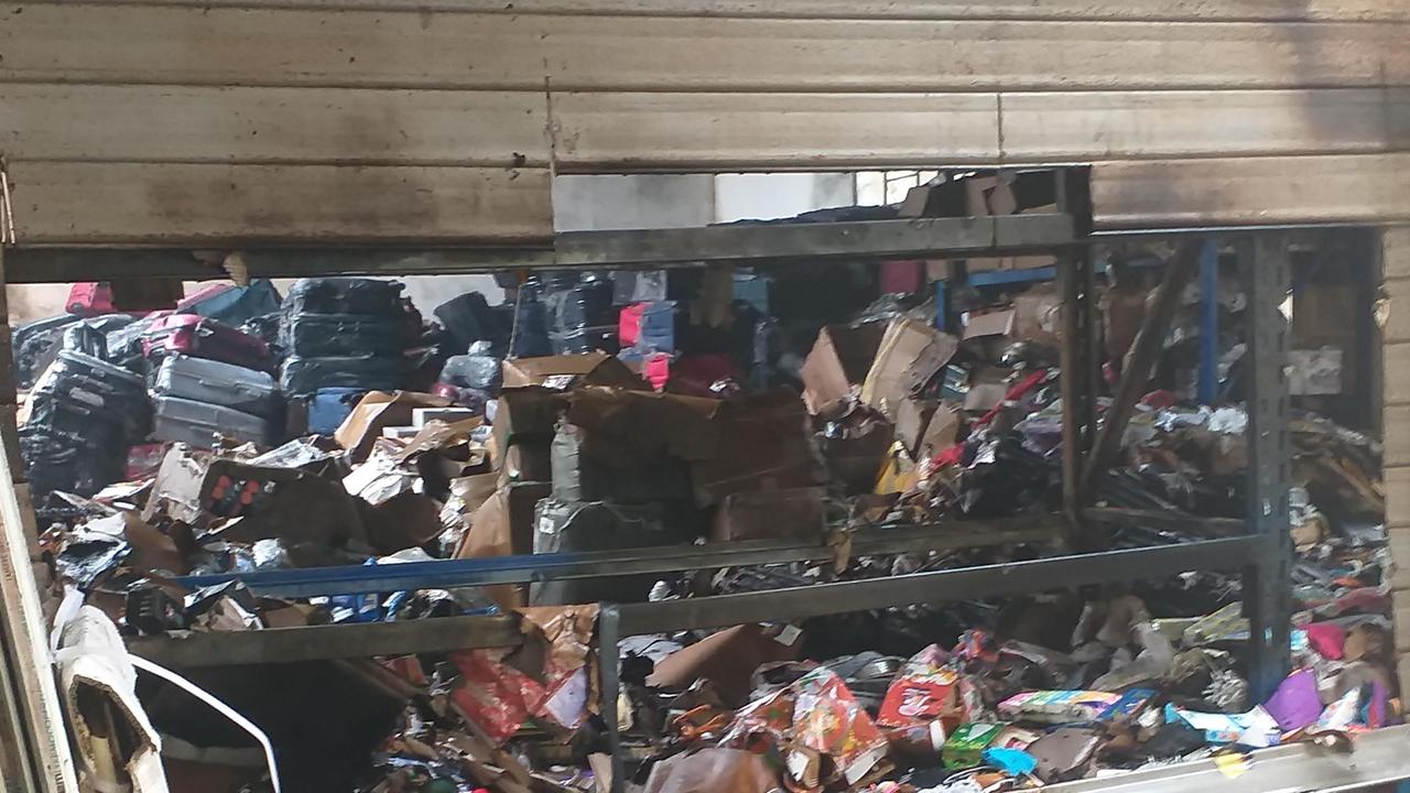 L'ingresso del magazzino a fuoco