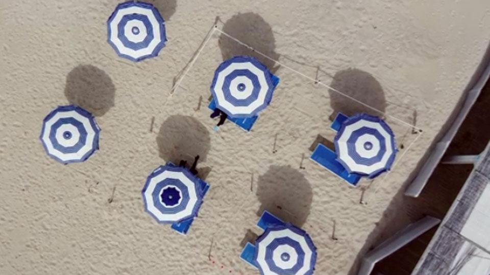 Ombrelloni a tre metri, prenotazioni e pochi giochi: la proposta dei balneari