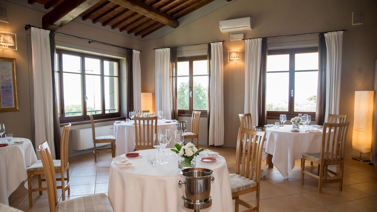Prove di distanziamento dei tavoli in un ristorante