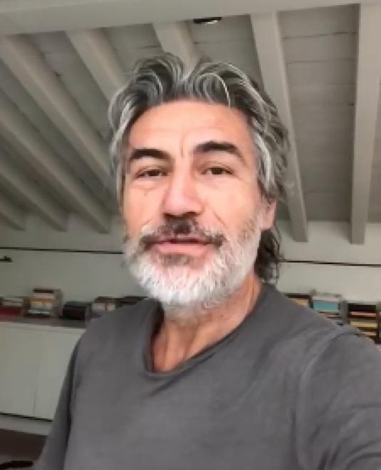 Ligabue con la barba da lockdown: «Trent’anni fa il mio primo disco»