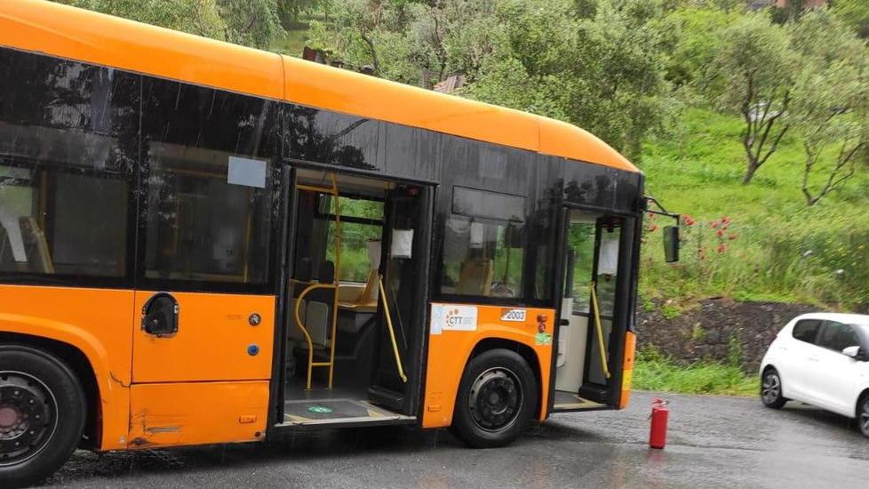 Incendio sul bus a Montignoso, l’autista scende e lo spenge