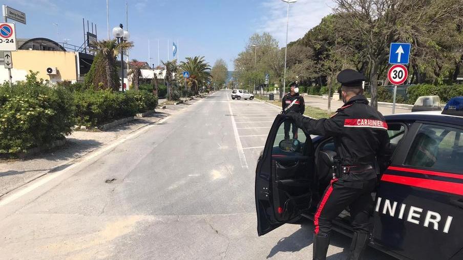 Un’auto sospetta tra le ville isolate. Ma erano due amanti: multa a entrambi