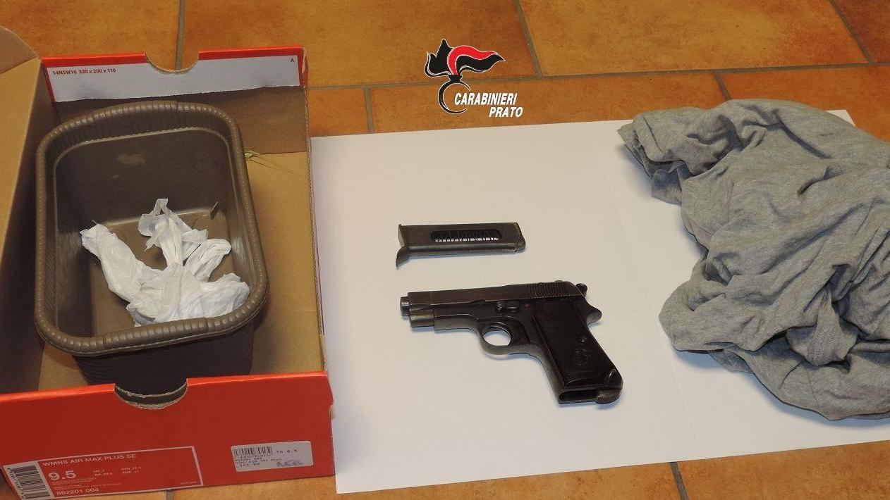 La pistola sequestrata dai carabinieri