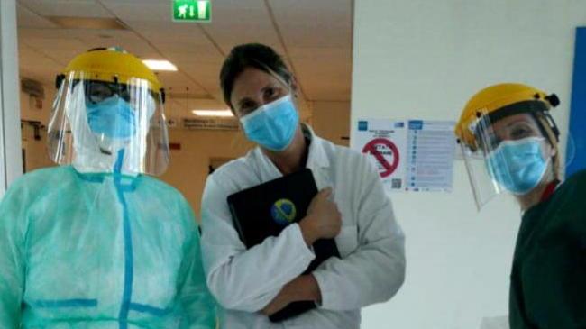 La direttrice dell’ospedale Silvia Guarducci, al centro nella foto, in uno dei reparti Covid dell’ospedale