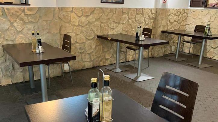 Saliere ed oliere dovranno essere distribuite su tutti i tavoli