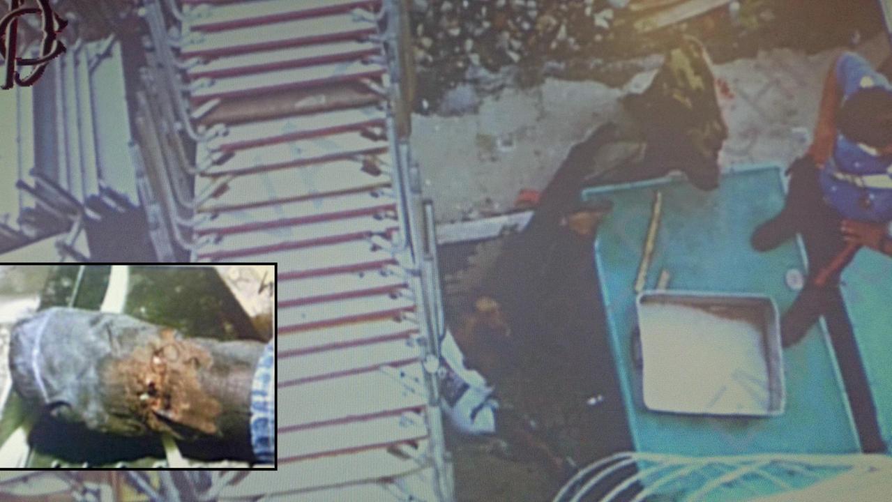 Il corpo di Emanuele Scieri e il dettaglio di una ferita sul piede sinistro