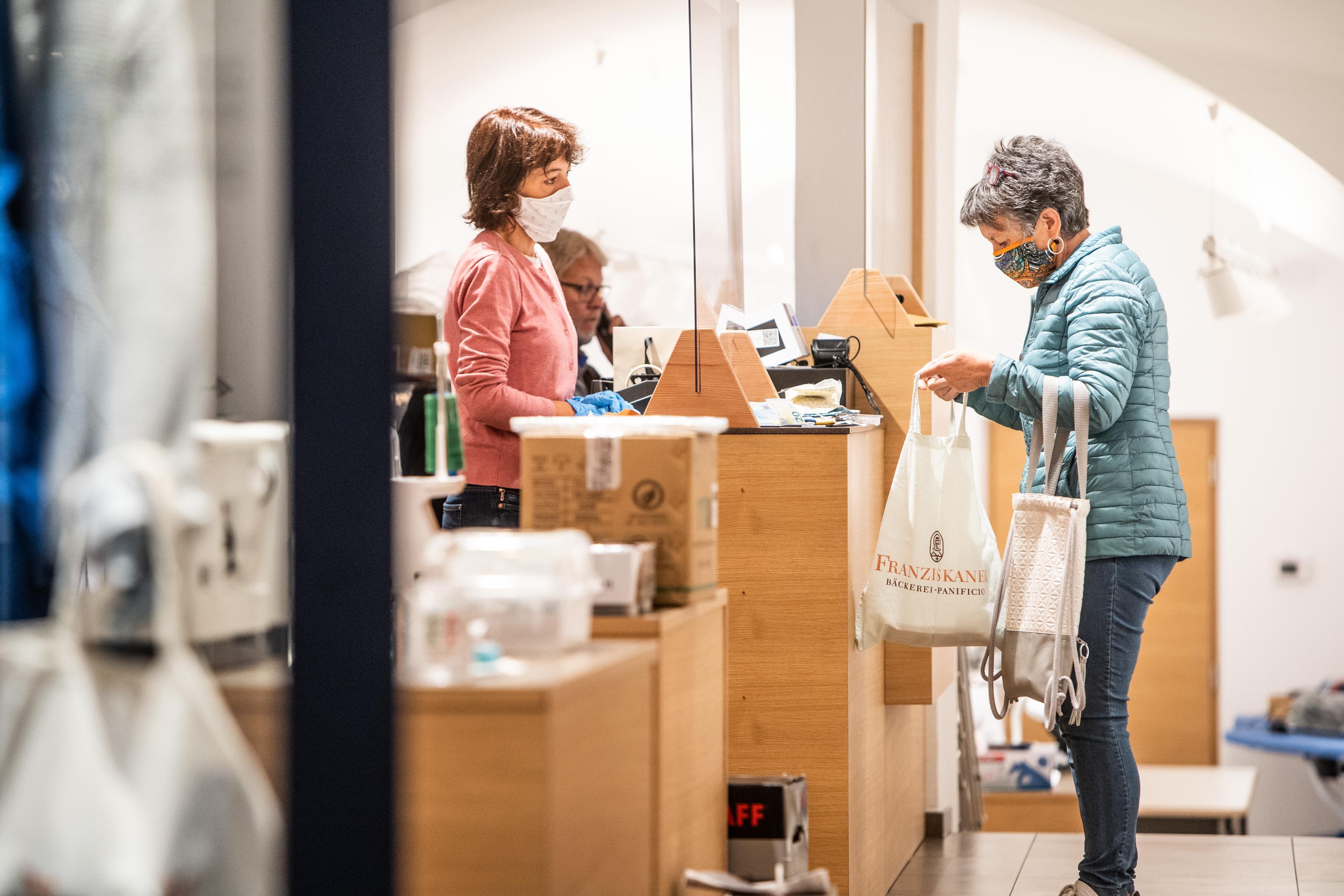 Fase due: da lunedì 18 maggio riaprono anche bar, ristoranti, parrucchieri e spiagge 