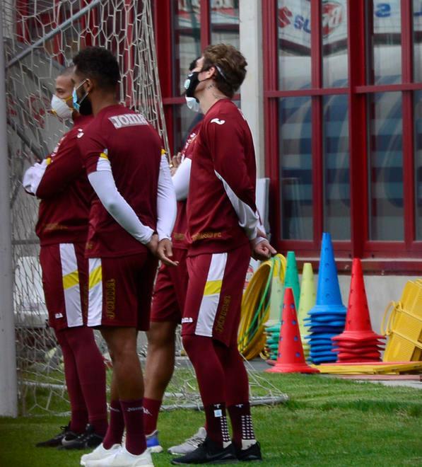 I giocatori del Torino si allenano con le mascherine