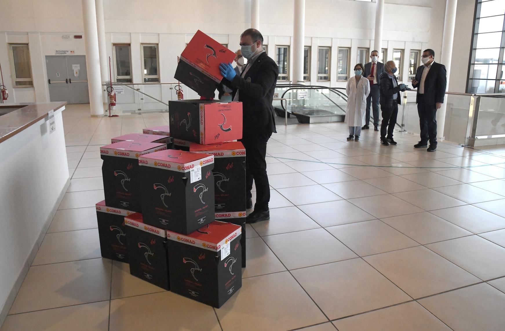 Un momento della donazione dei dispositivi (foto massimo locci)