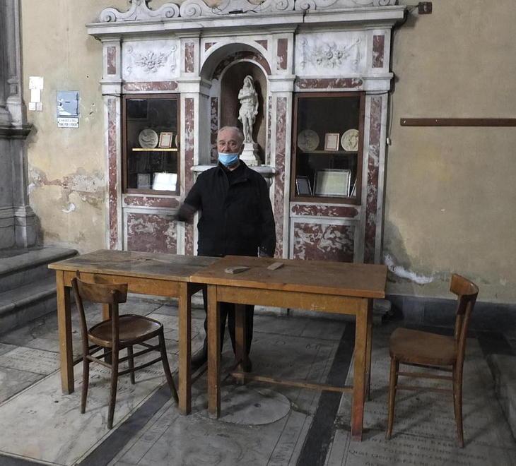 Padre Augusto Tollon mostra come avverrà la confessione nella chiesa di Santa Maria del Carmine a Pisa (Foto Renzullo/Muzzi)