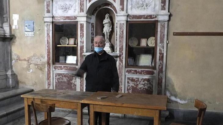 Padre Augusto Tollon mostra come avverrà la confessione nella chiesa di Santa Maria del Carmine a Pisa (Foto Renzullo/Muzzi)