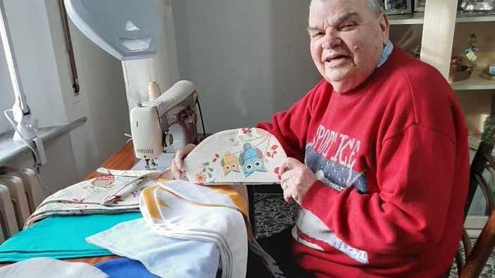 L’ex ospedaliero-sarto cuce i copricapo per i malati