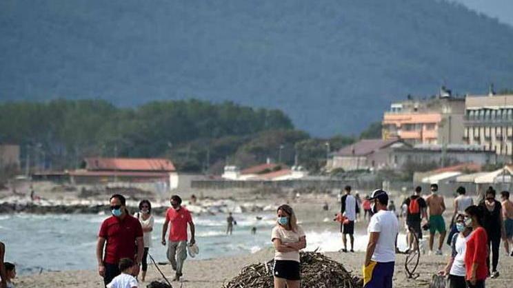 Il derby dell'ombrellone. Spiagge: Marinella apre, Marina di Carrara no