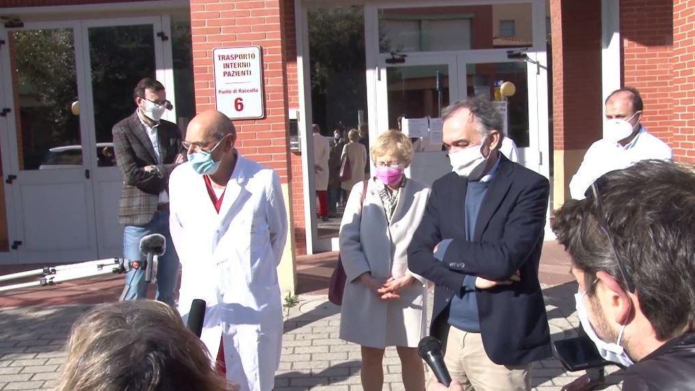 Da sinistra il professor Francesco Menichetti, il direttore generale Aoup Silvia Briani e il presidente della Regione Enrico Rossi