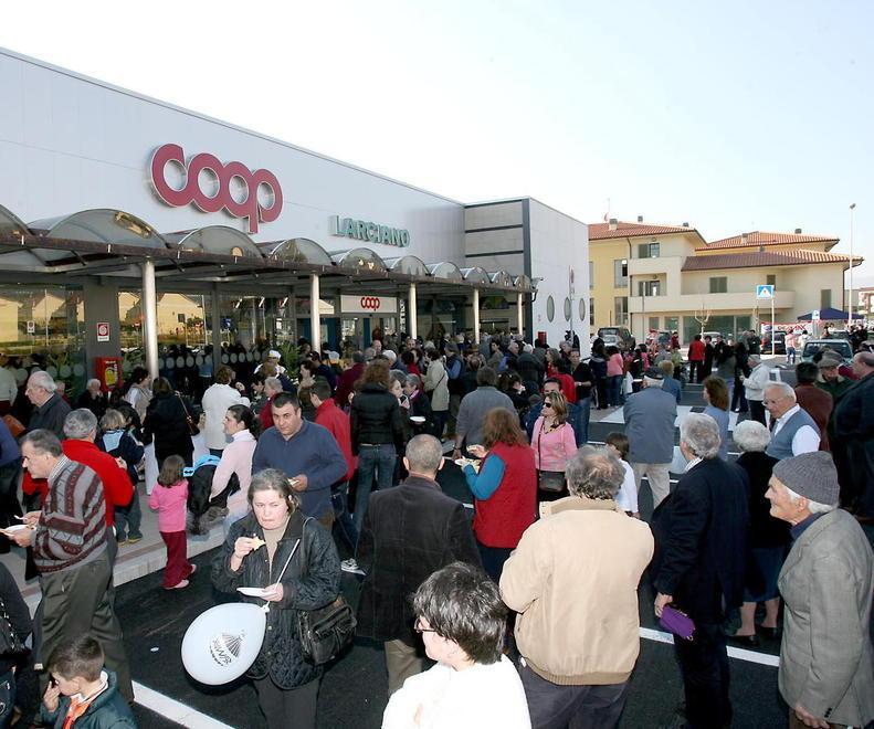 Marzo 2007: folla alla inaugurazione della nuova sede Coop in via Berlinguer (Foto Nucci)