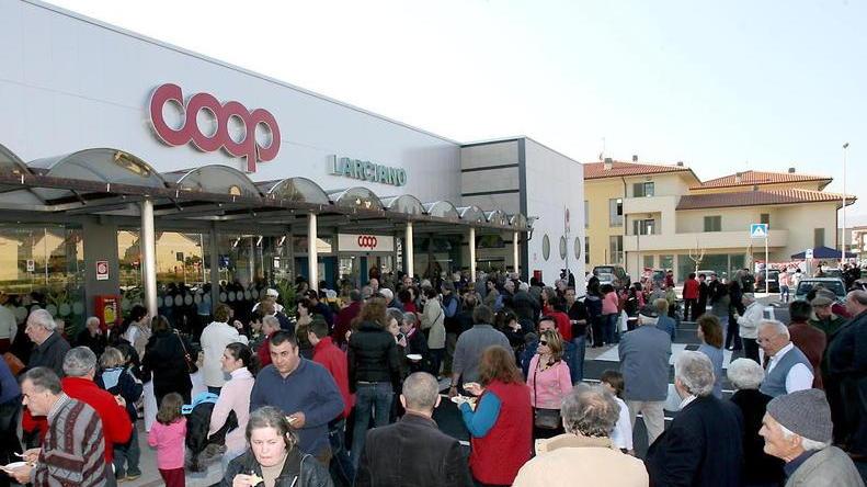 Marzo 2007: folla alla inaugurazione della nuova sede Coop in via Berlinguer (Foto Nucci)