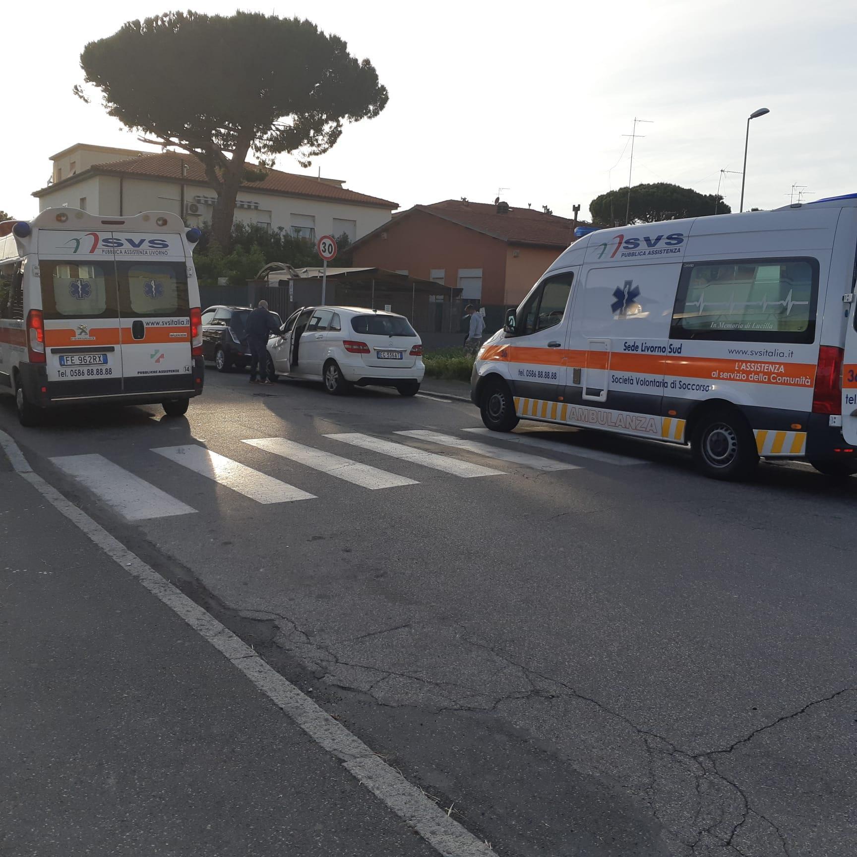 Le ambulanze della Svs di Ardenza in via Salvestri