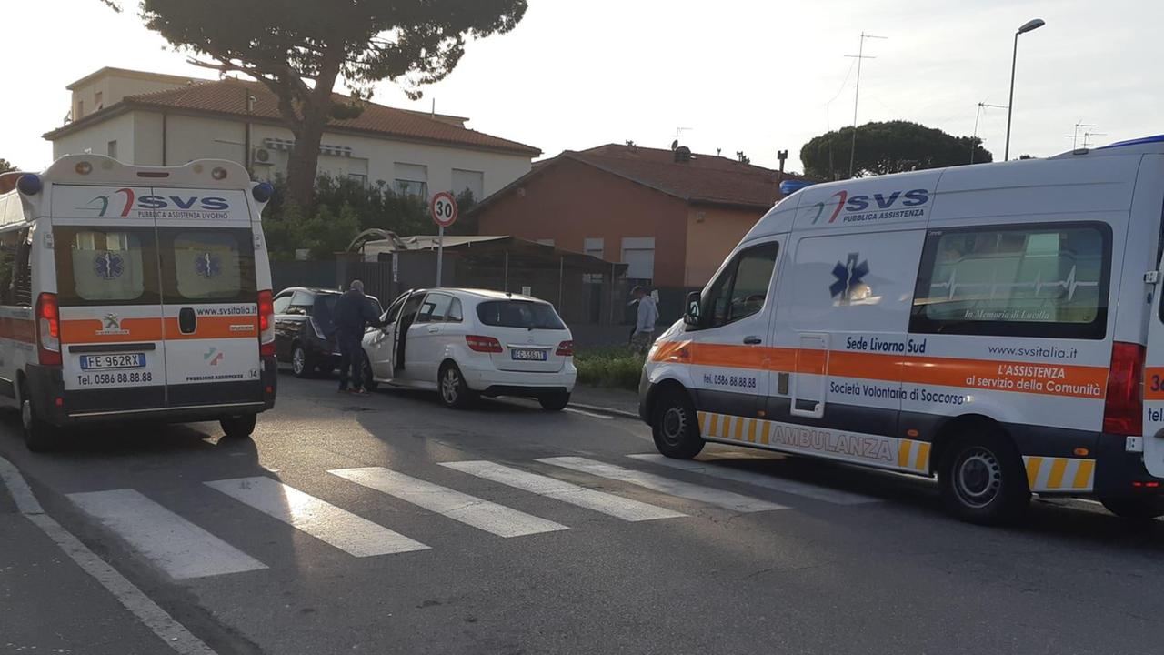 Le ambulanze della Svs di Ardenza in via Salvestri