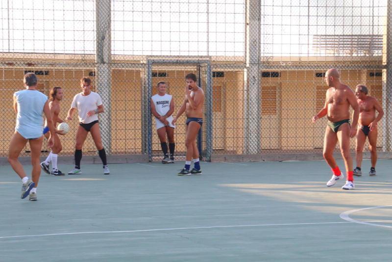 Lettini e sdraio numerate. Niente giochi per bimbi, serate con spettacoli e gabbionate 