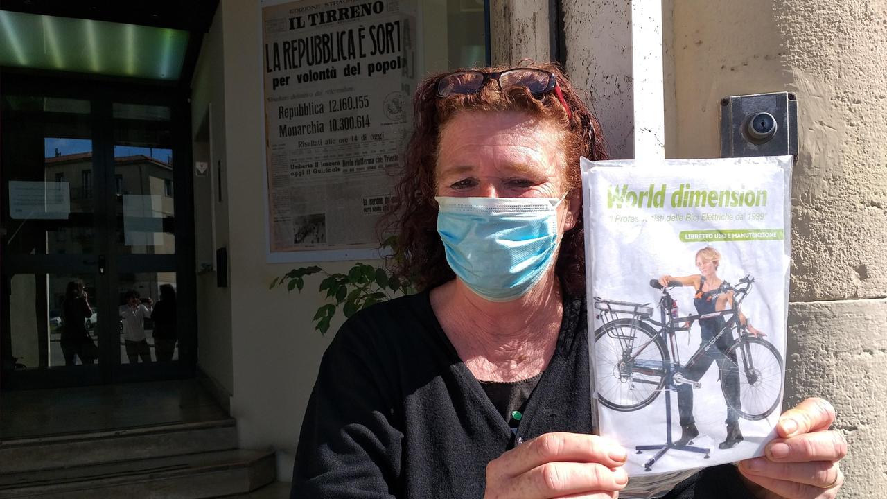 Roberta Benni mostra il libretto della bici rubata