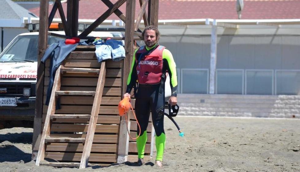 Francesco Cariello della Lifeguard Costa Ovest tiene nella mano sinistra la maschera col filtro azzurro montato sul boccaglio