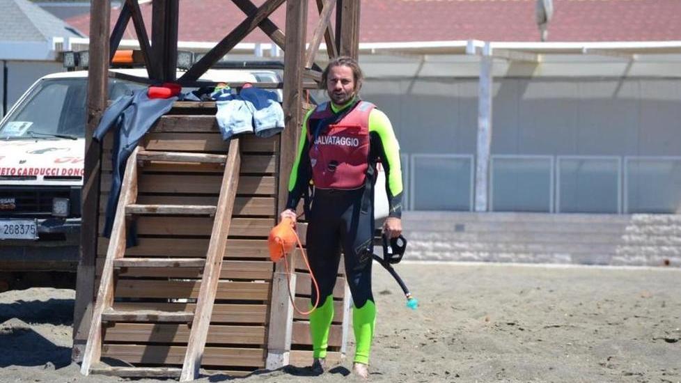 Francesco Cariello della Lifeguard Costa Ovest tiene nella mano sinistra la maschera col filtro azzurro montato sul boccaglio