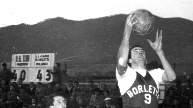Lo sport vuole tornare alle origini Basket all’aperto, pallanuoto in mare