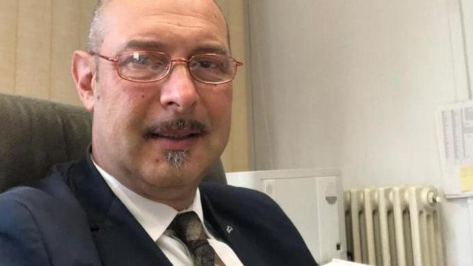 Tossisce in faccia all’uomo che gli ricorda di usare la mascherina