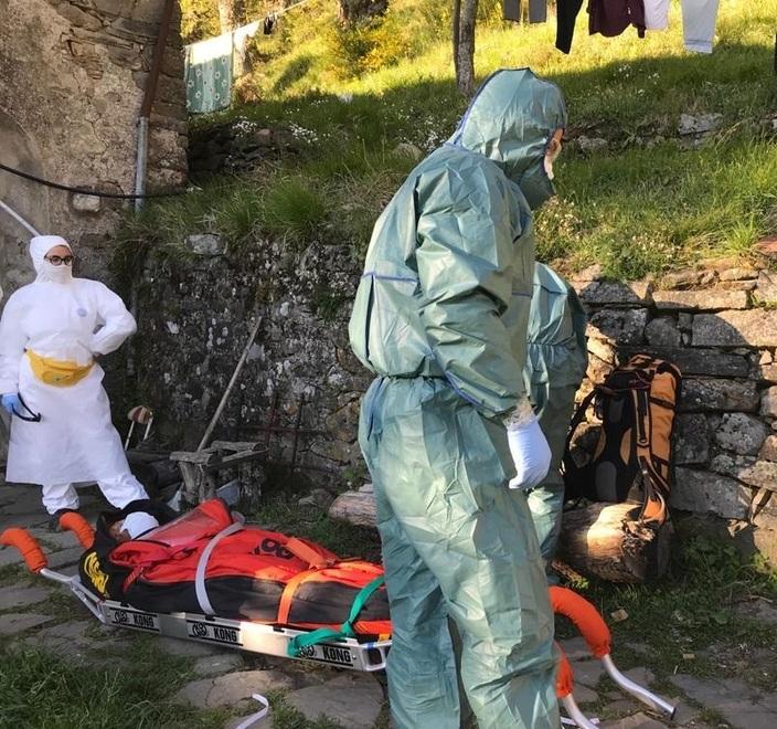 Le squadre del soccorso alpino all’opera con tute e mascherine