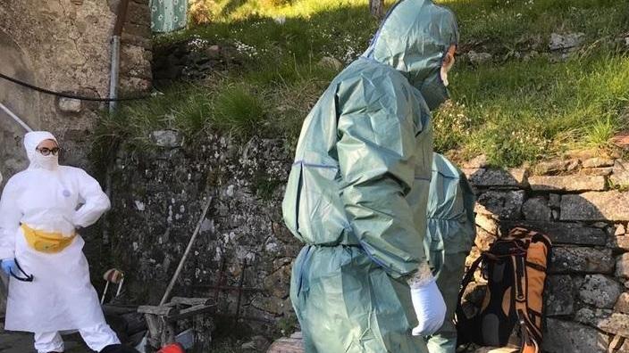 Le squadre del soccorso alpino all’opera con tute e mascherine