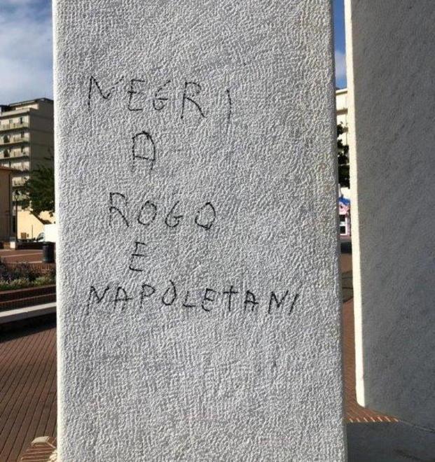Scritte razziste sul monumento «Si vergognino» 