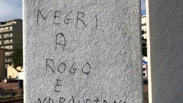 Scritte razziste sul monumento «Si vergognino»