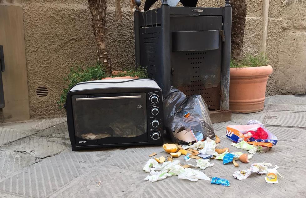 Elettrodomestici e rifiuti lasciati davanti al cestino