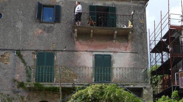 Scrive su un bigliettino: «Dammi i soldi o ti ammazzo»