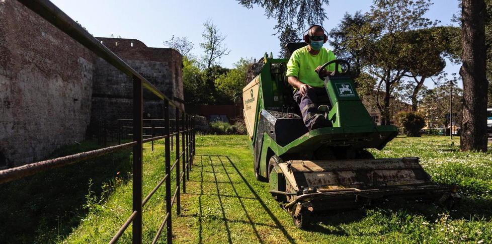 Ripreso il taglio dell’erba su strade e marciapiedi 