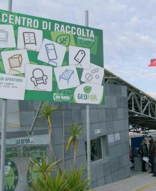Centri di raccolta riaperti con code agli ingressi