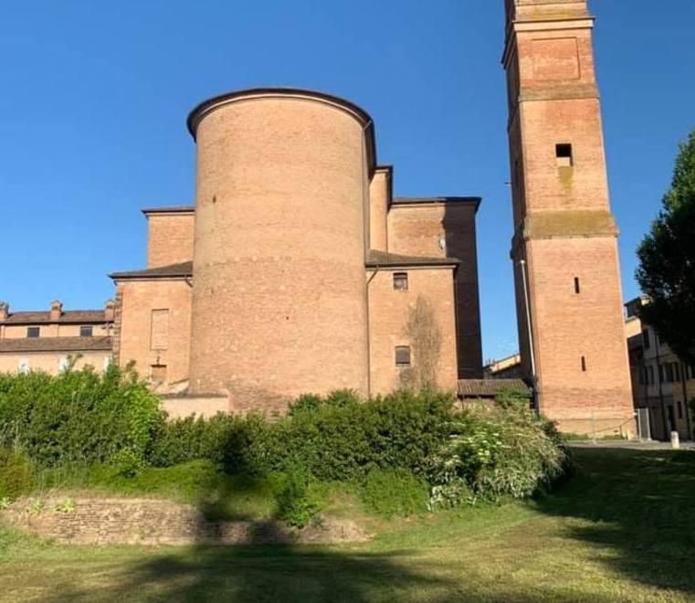 Le mura della città di nuovo visibili Libera dalle transenne via Catellani 