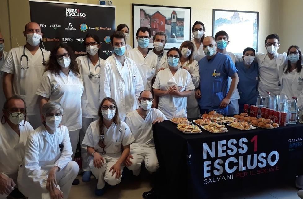 Ness1 Escluso consegna la donazione al Policlinico
