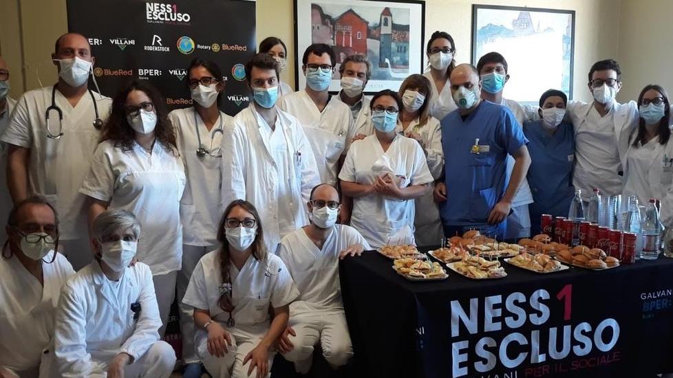 Ness1 Escluso consegna la donazione al Policlinico